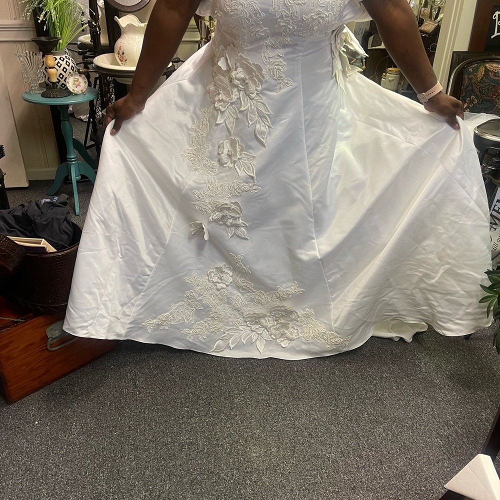 Wedding Dress - Picture 8 of 9